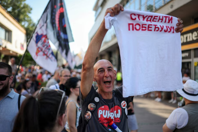 Serb&euml;t vazhdojn&euml; protestat pavarsisht se Vu&ccedil;i&ccedil;