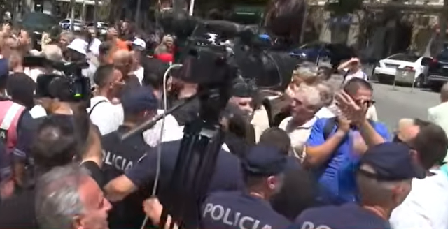 &lsquo;Nxirreni Tao Pall&euml;n&rsquo;/ Protestuesit e k&euml;rkojn&euml;
