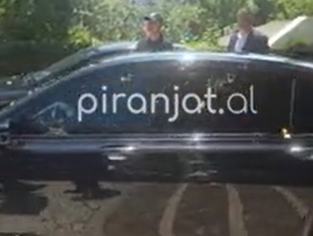 VIDEO/ Momenti kur policia shtyn me forc&euml; protestuesit p&euml;r t&rsquo;i