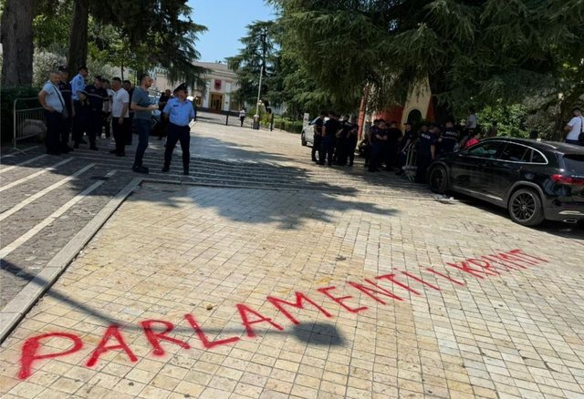 &ldquo;Parlament i krimit&rdquo;- Protestuesit i l&euml;n&euml; mesazh te hyrja