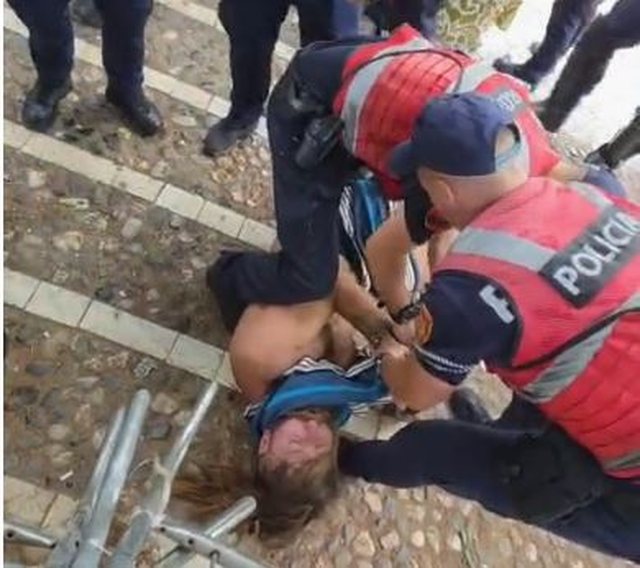 &ldquo;&Ccedil;far&euml; b&euml;ni, po i vini shkelmin n&euml; fyt&rdquo;/