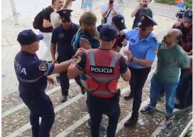 &ldquo;&Ccedil;far&euml; b&euml;ni, po i vini shkelmin n&euml; fyt&rdquo;/