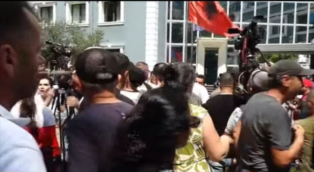 Qytetar&euml;t thirrje para Policis&euml; s&euml; Tiran&euml;s: Arrestoni