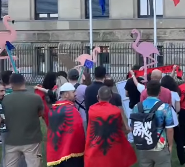 Kryeministri Rama shkon në Dyseldorf, protestuesit i bëjnë