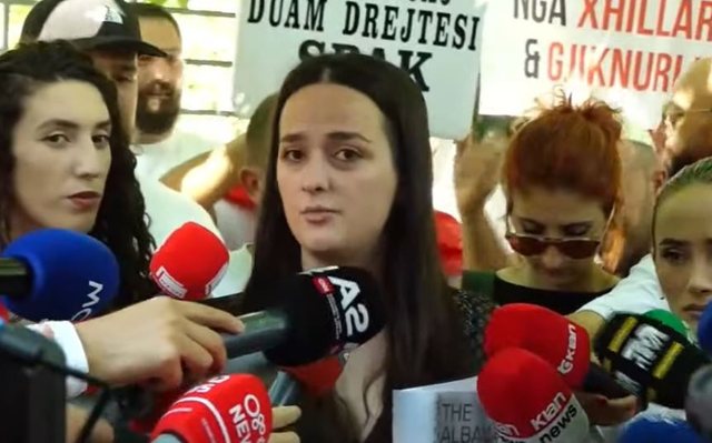 Protestuesit dorëzojnë në SPAK librin “Albanian