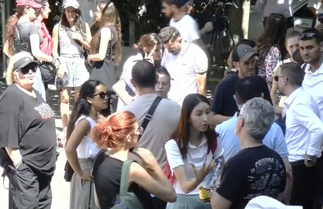 &ldquo;Atdheu &euml;sht&euml; n&euml; rrezik!&rdquo;, qytetarja mesazh nga