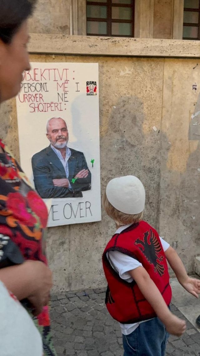 FOTOLAJM - 'Game Over!' 'Rama 'personi m&euml; i urryer