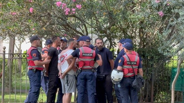 FOTOT/ Tensione para Kuvendit, policia shoqëron disa protestues, mes tyre