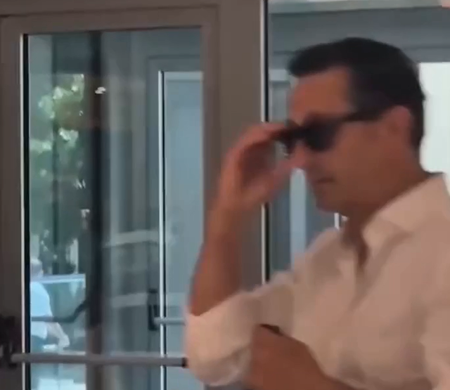 VIDEO/ Aktivistja 'tërbon' deputetin e PS, Ceno Klosin: O ushtari
