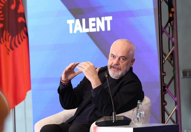 Edi Rama sulmon s&euml;rish protestuesit: N&euml;n koren e zez&euml; ku