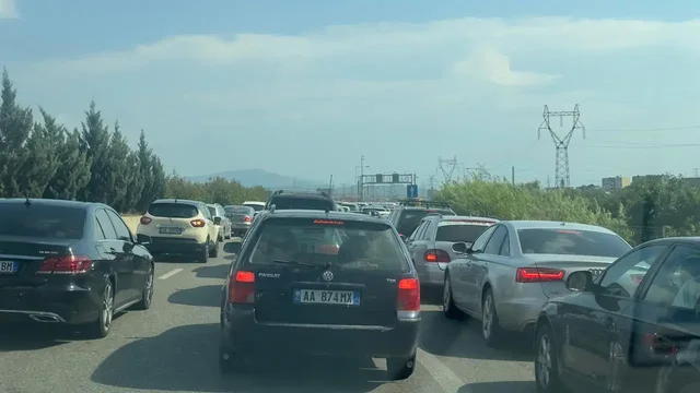 Makthi i &ccedil;do fundjave, trafiku paralizon s&euml;rish aksin