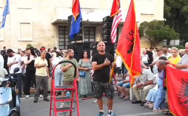 Qytetarët mbërrijnë para Kryeministrisë, thirrje Ramës: