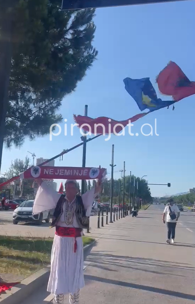 35 dit&euml; revolt&euml; kund&euml;r Ram&euml;s! Protesta