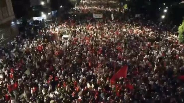 “Edi Rama f*ck you”/ Protesuesit kërkojnë dorëheqjen