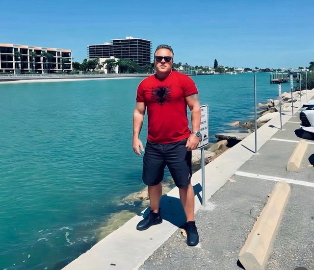 Aludohet se qëndron pas protestave në Shqipëri, reagon John Alite