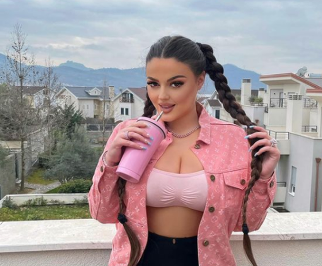 FOTO/ Enca Haxhia surprizon fansat dhe zbulon origjinën nga qyteti i njohur