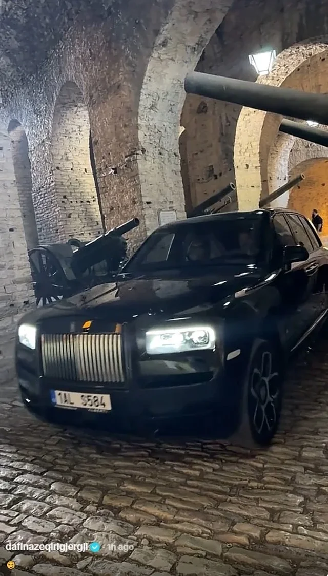 E papritur/ Dafina Zeqiri fut makinën luksoze në Kalanë e