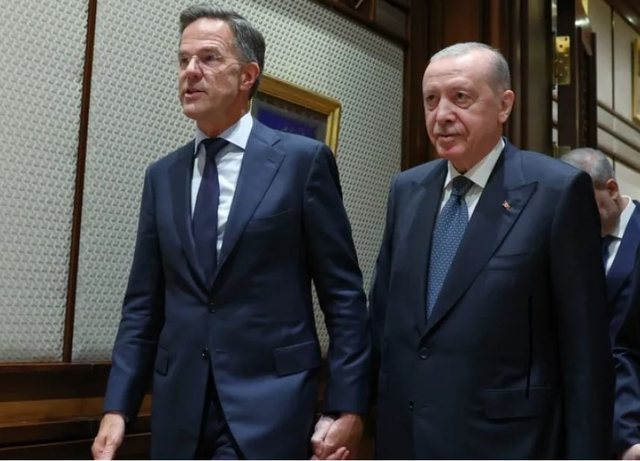 Rutte dhe Erdogan shfaqen duke ecur dorë për dore para Samitit të