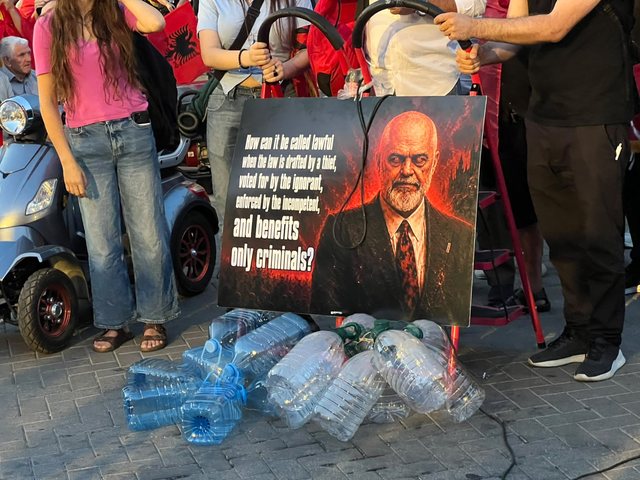 FOTO/ Ironitë therëse nëpërmjet pankartave në