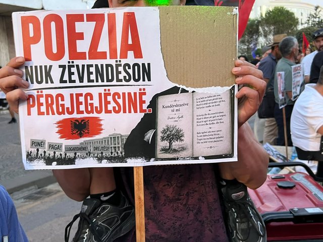 FOTO/ Ironitë therëse nëpërmjet pankartave në