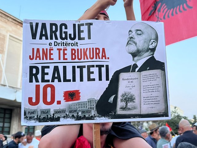 FOTO/ Ironitë therëse nëpërmjet pankartave në