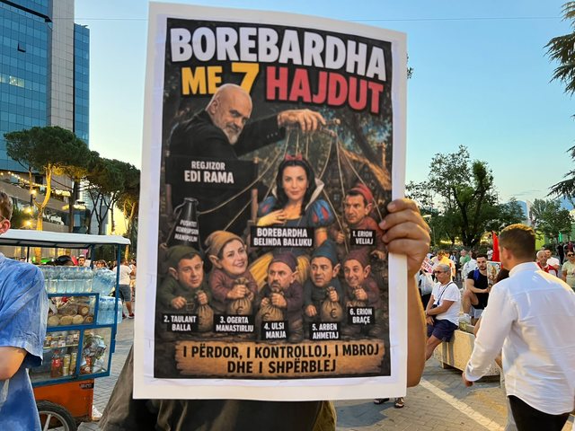 FOTO/ Ironitë therëse nëpërmjet pankartave në