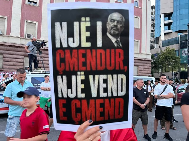 FOTO/ Ironitë therëse nëpërmjet pankartave në