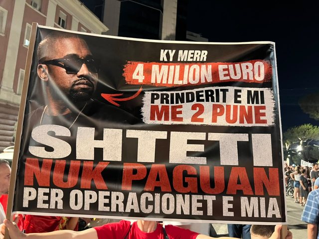 FOTO/ Ironitë therëse nëpërmjet pankartave në