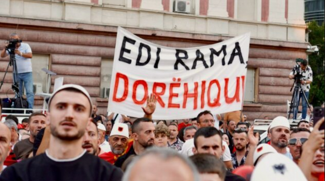 Gazeta italiane: Shqiptarët kanë vrarë frikën, Edi Rama nuk