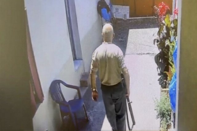 Detaje tronditëse, momenti kur 62-vjeçari qëllon gruan me
