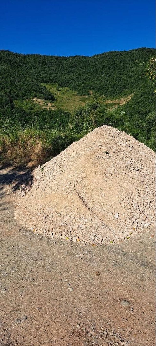 VIDEO/ Banor&euml;t e fshatit Homezh n&euml; Pogradec shtrojn&euml; rrug&euml;n