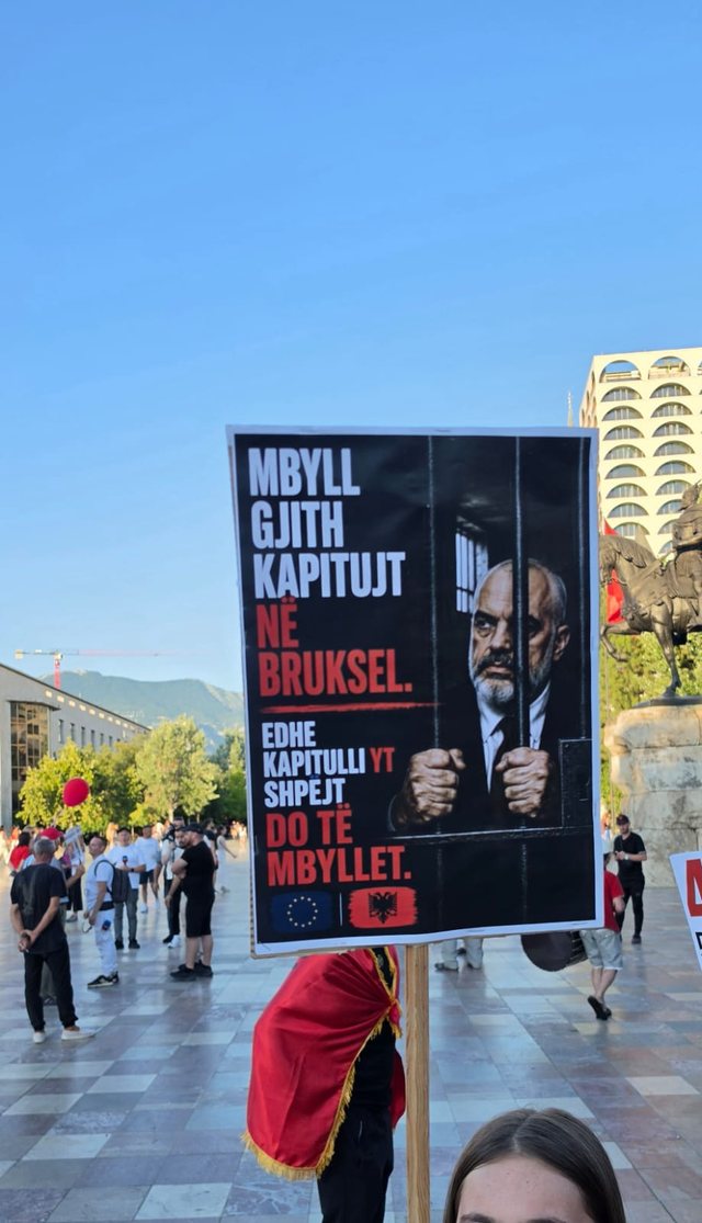 “Poza ndërkombëtare, heshtje për qytetarët”/