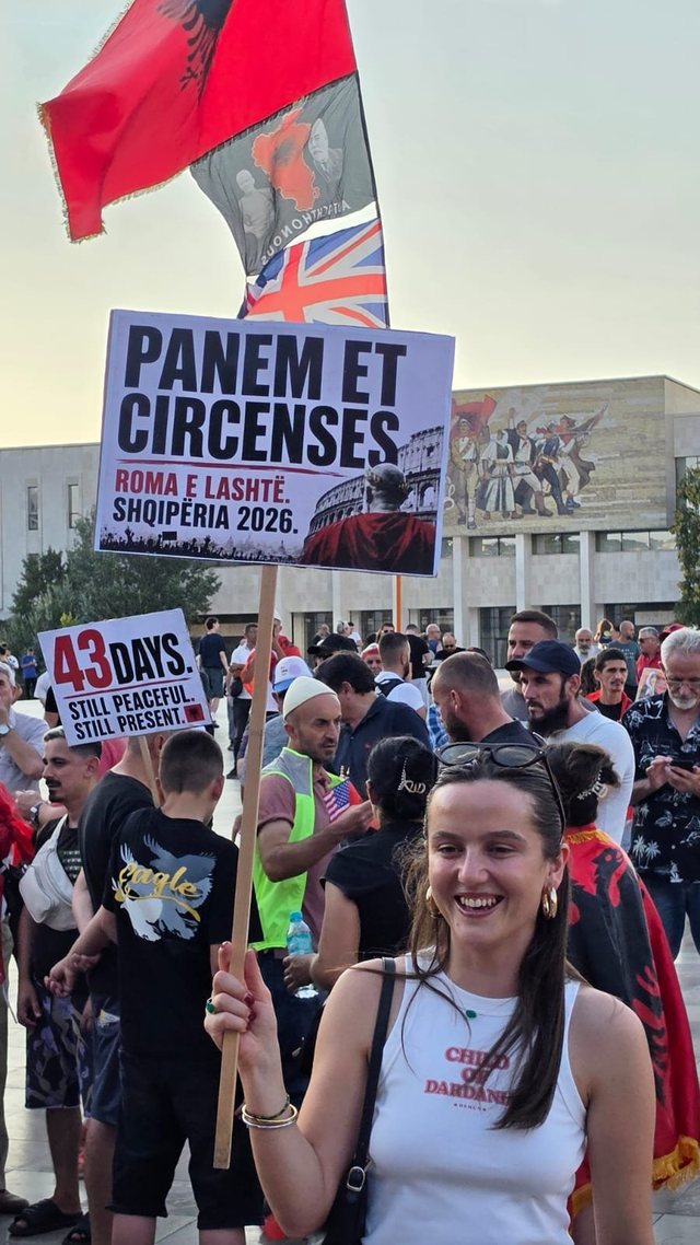 Protesta e 43-t&euml; radhazi/ Pankartat ironike t&euml; qytetar&euml;ve ndaj
