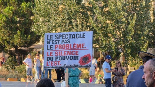 Protesta e 43-t&euml; radhazi/ Pankartat ironike t&euml; qytetar&euml;ve ndaj