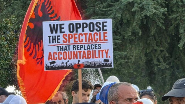 Protesta e 43-t&euml; radhazi/ Pankartat ironike t&euml; qytetar&euml;ve ndaj