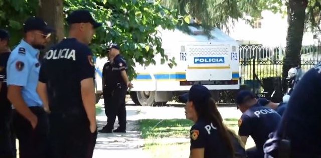 Mazhoranca frikë nga revolta/ “Blindohet” Kuvendi, edhe pse aty