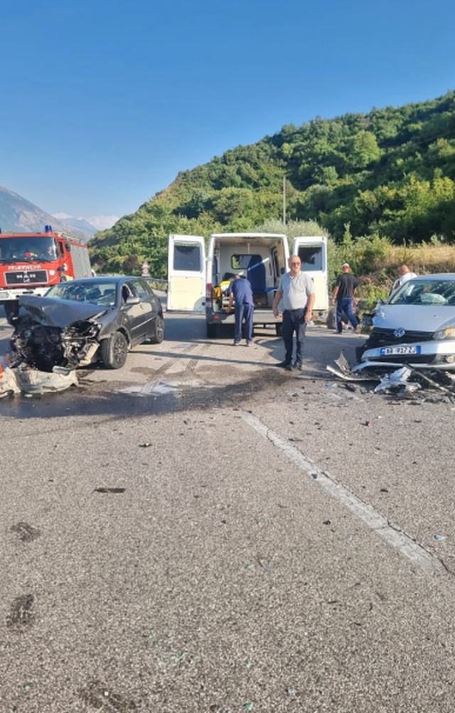 Aksident në aksin Tepelenë–Memaliaj, përplasen kokë