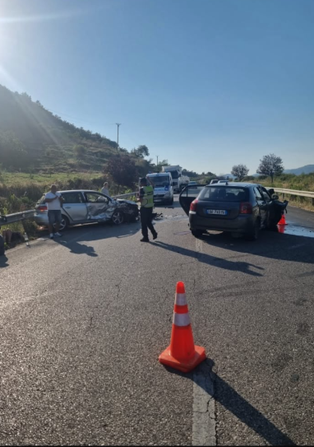 Aksident në aksin Tepelenë–Memaliaj, përplasen kokë