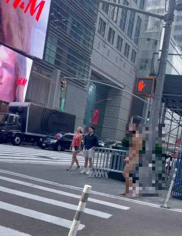 E pazakontë/ “Çmendet” burri në Times Square, del