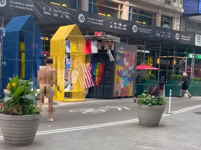 E pazakontë/ “Çmendet” burri në Times Square, del