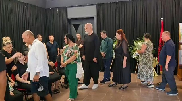 VIDEO/ Mbahen homazhe për gazetarin Enrik Mehmeti, i pranishëm edhe
