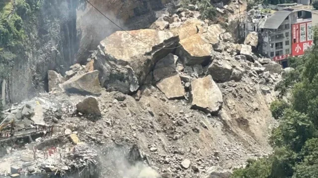 VIDEO/ Rrëshqitja masive e dheut në Kinë shkakton 11 viktima, 50