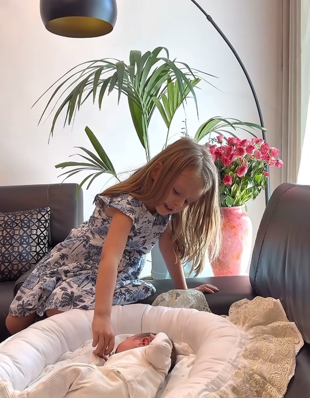 VIDEO/ Princeshë Geraldina i këndon vëllait të porsalindur
