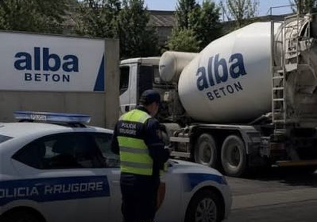 FOTO/ Shoferi i "Alba-Beton" i jepte betonieres q&euml; u p&euml;rplas