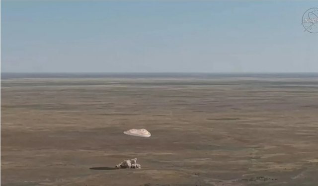 Ekuipazhi hapësinor amerikano-rus kthehet në Tokë pas tetë