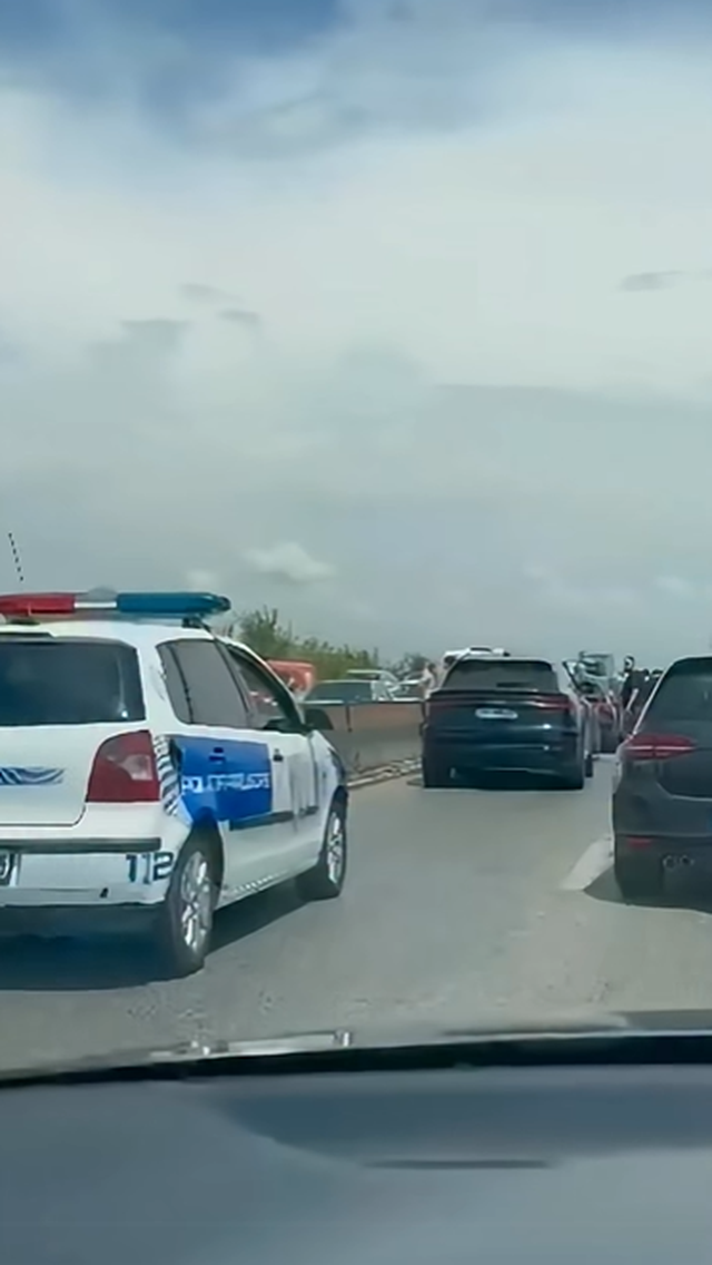 Aksident me pes&euml; automjete n&euml; autostrad&euml;n