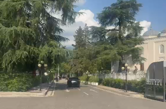 VIDEO/ Protestuesit &ldquo;prit&euml;&rdquo; Ball&euml;s te Kuvendi, hedhin