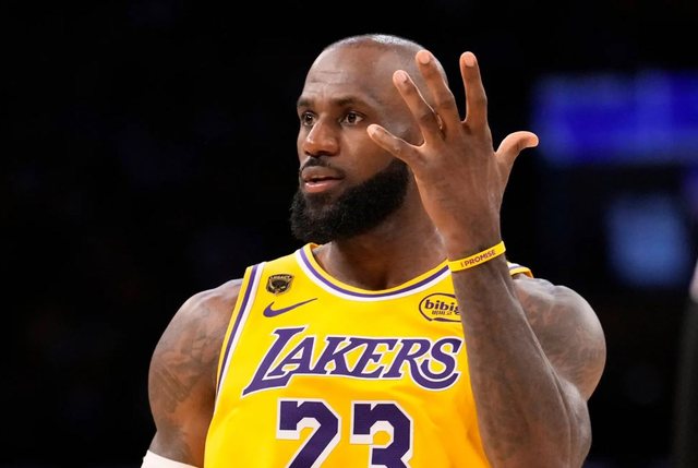 E bujshme/ LeBron James largohet pas 8 sezoneve nga Lakers, Cleveland dhe Golden