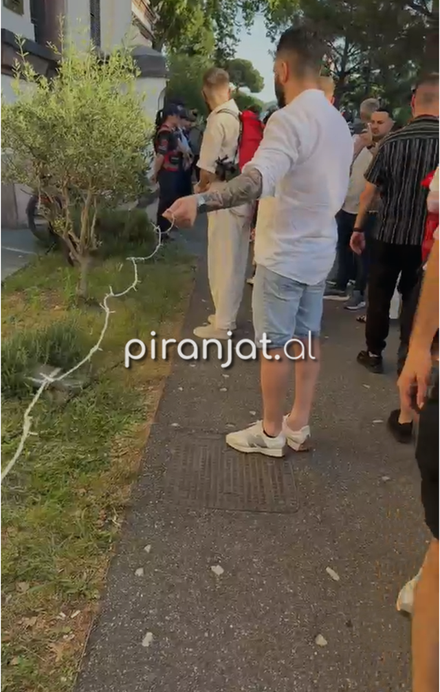 VIDEO/ Protestuesit i vendosin gardhin simbolik me gjemba Ministrisë