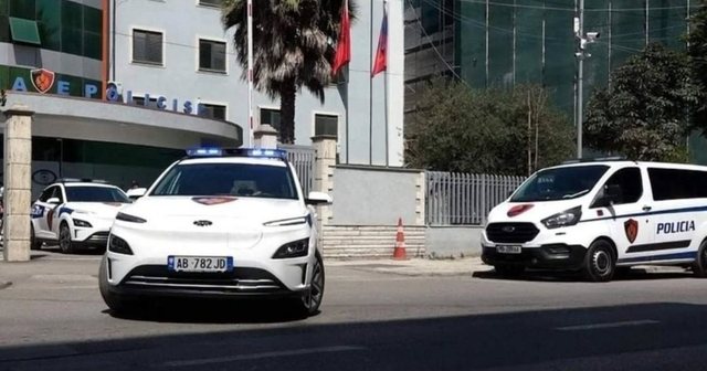 Bie n&euml; prangat e policis&euml; autori i tre plagosjeve me thik&euml;